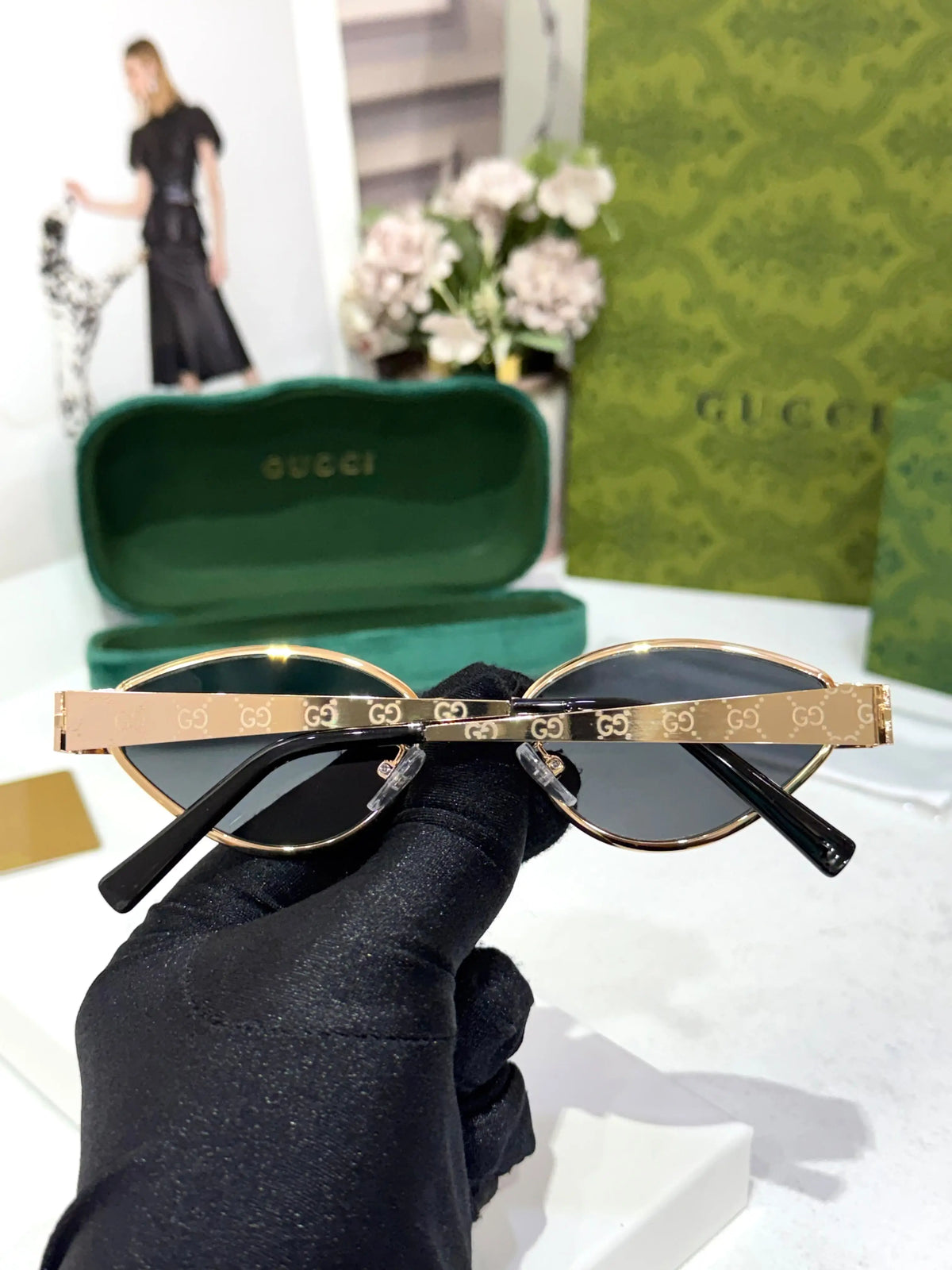 GUCCI DESIGNER GOLD BLACK WITH LOGO DESIGN STICK SHOWROOM MODEL 505