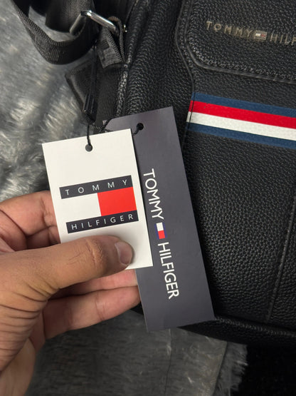 Tommy Hilfiger Men's Small Essential Reporter sling Bag