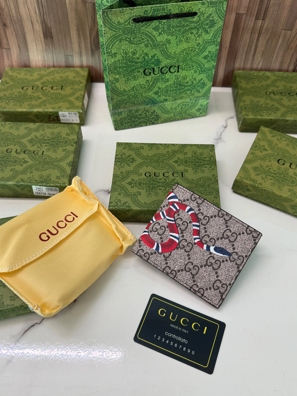 GUCCI OFFICIAL STORE TOP SELLING WALLET WITH BRAND BOX N CARRY BAG 832