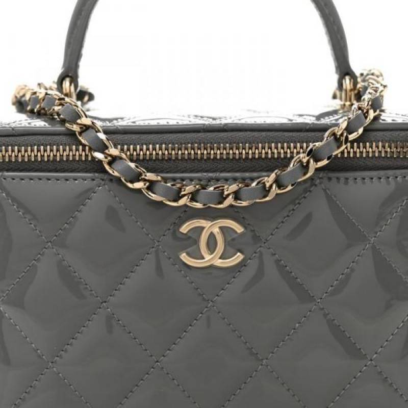 Chaneel quilted small Top handle vanity se with chain and box 843