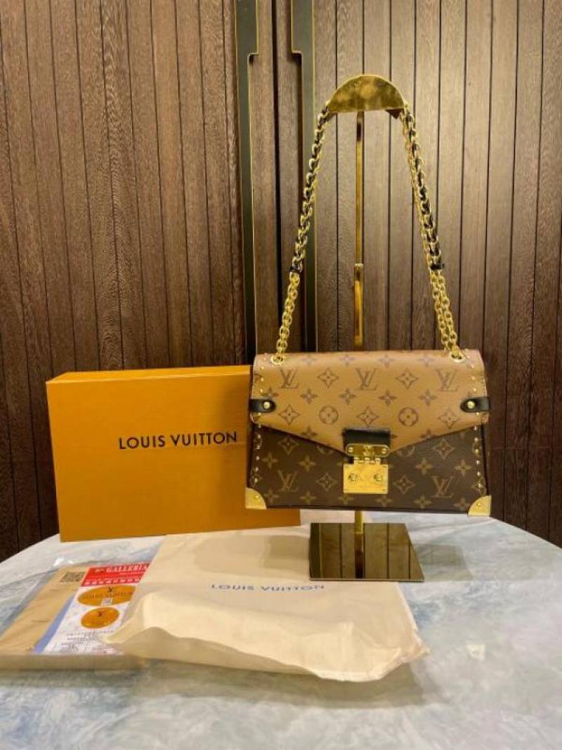 louiis vuitton petite melle bag wit agnet og box and dust bag 523