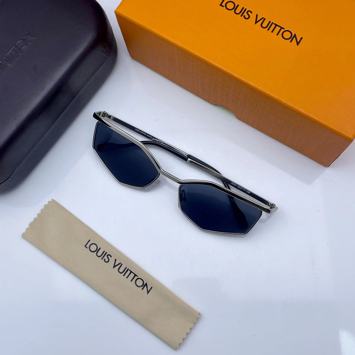 LOUIS VUITTION 3224 SILVER BLACK