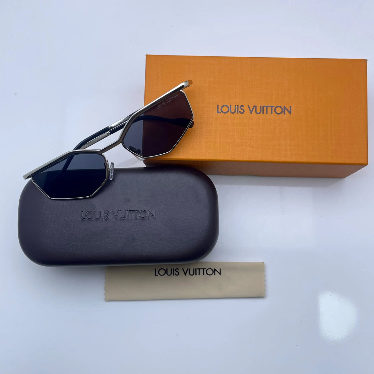 LOUIS VUITTION 3224 SILVER BLACK