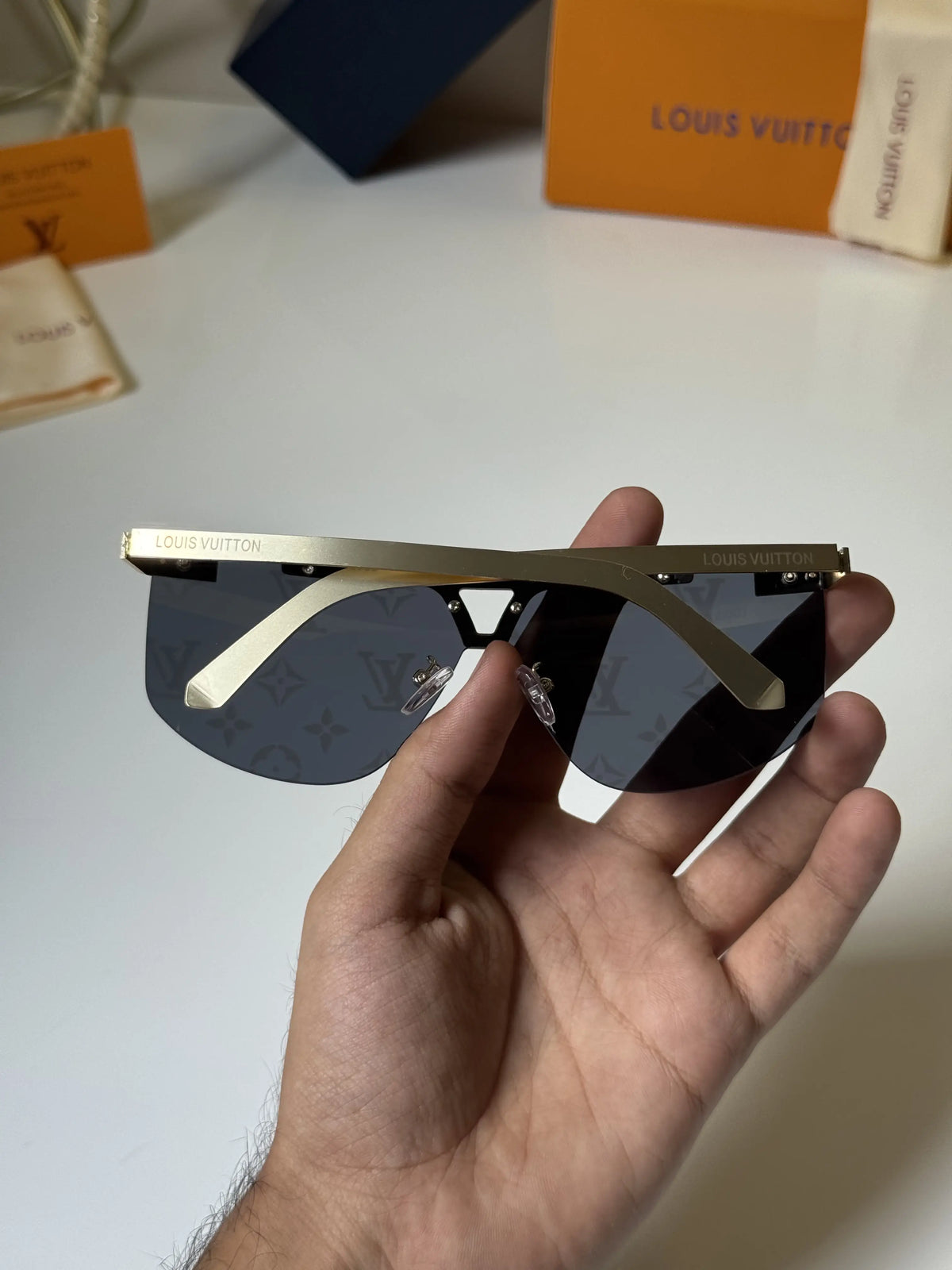 Louis_Vuitton_88023_Gold_Black