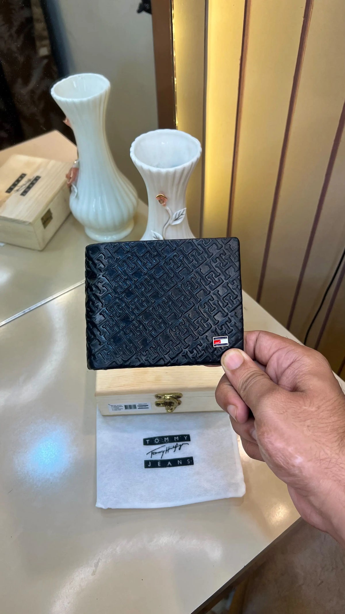 TOMMY HILFIGER PREMIUM QUALITY IMP WALLETS WITH OG WODDEN BOX