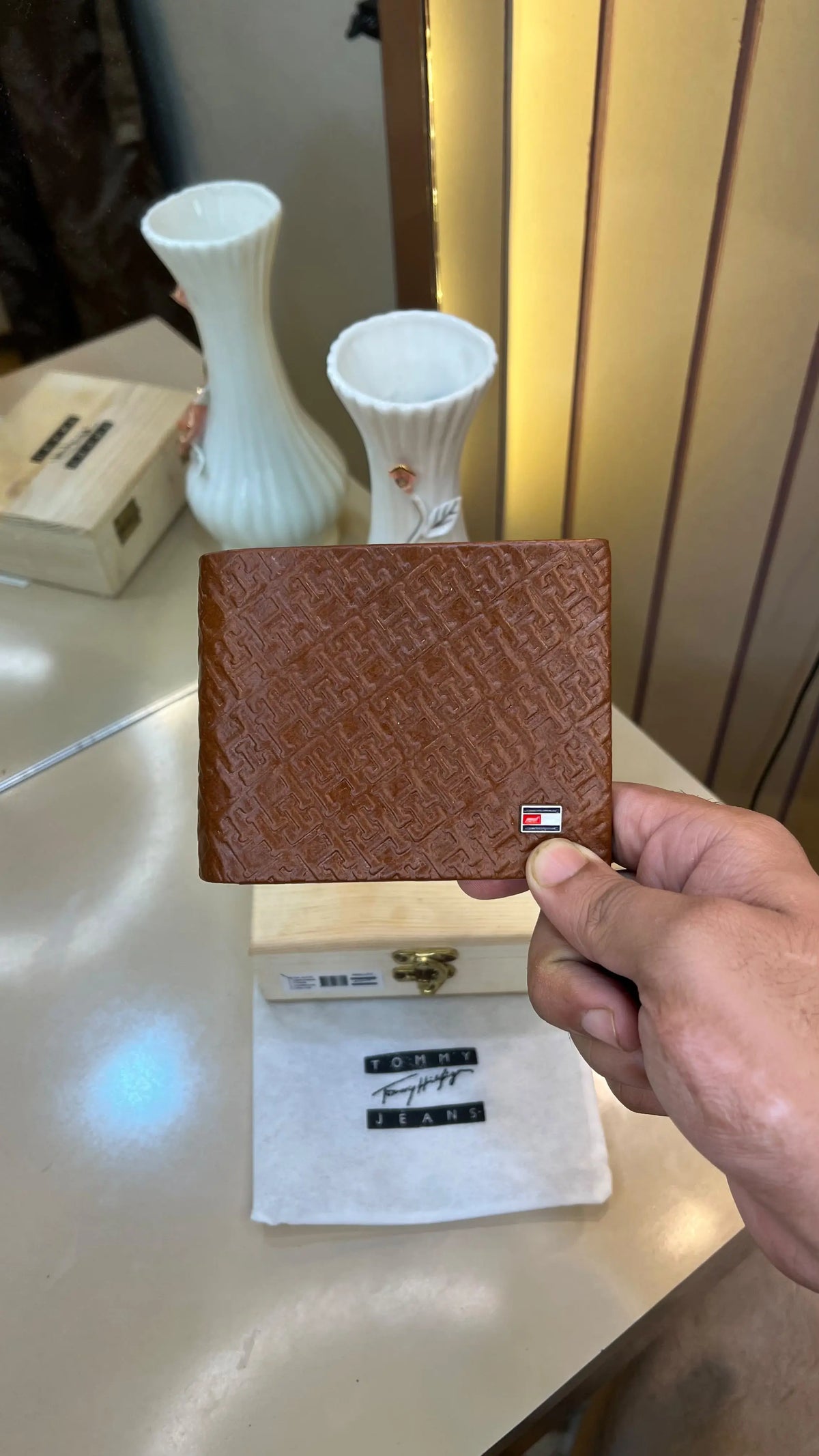 TOMMY HILFIGER PREMIUM QUALITY IMP EMBOSSED WALLET WITH OG WOODEN BOX