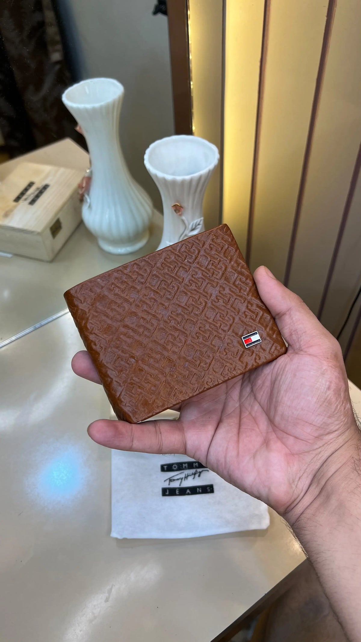 TOMMY HILFIGER PREMIUM QUALITY IMP EMBOSSED WALLET WITH OG WOODEN BOX