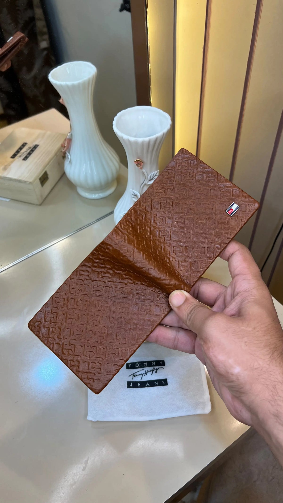 TOMMY HILFIGER PREMIUM QUALITY IMP EMBOSSED WALLET WITH OG WOODEN BOX