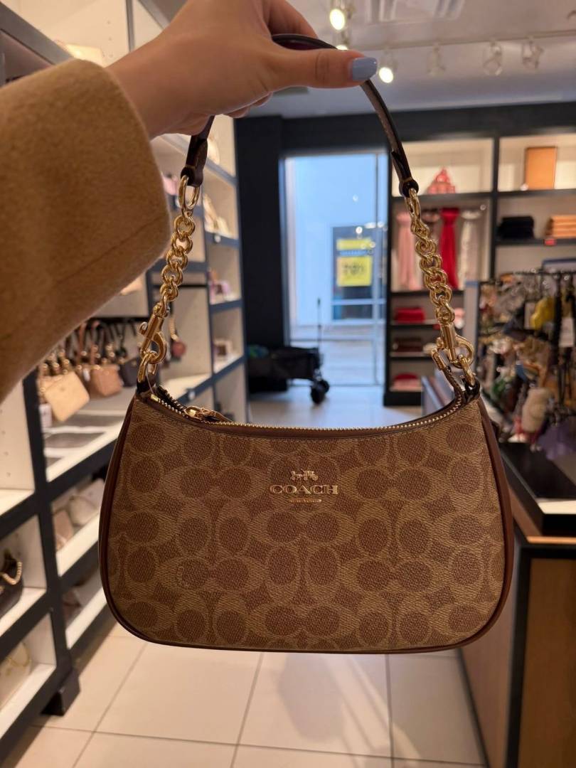 Coacch Teri Shoulder Bag in Signature Canvas With Og Box & Dust Bag Premium Quality 226