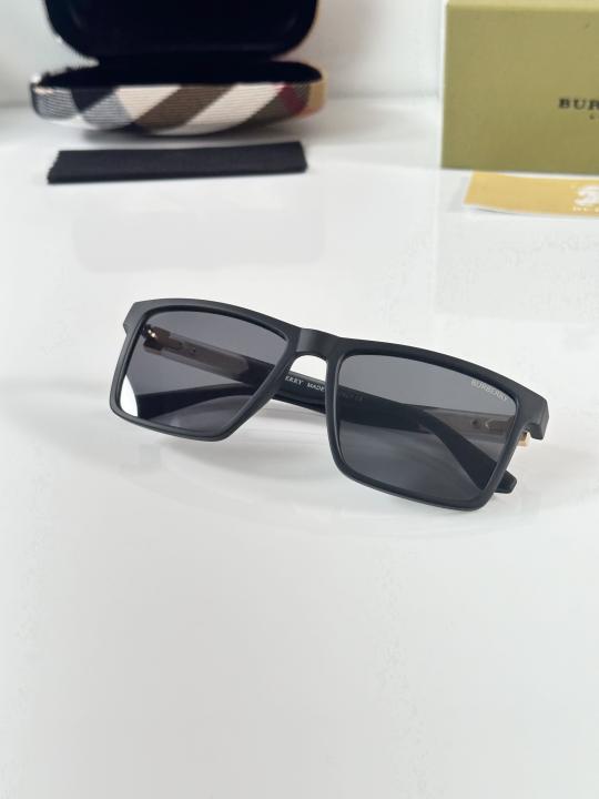 BLACK SUNGLASSES WITH BURBERRY