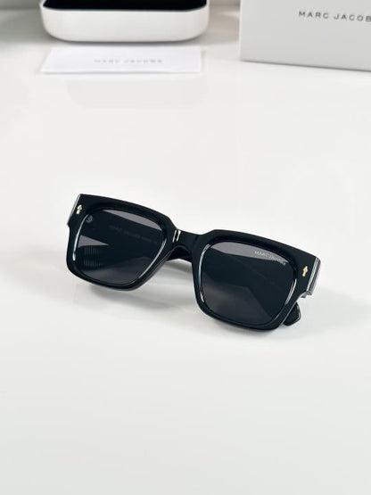 BLACK SUNGLASSES